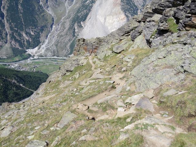 steile Grashänge müssen überquert werden