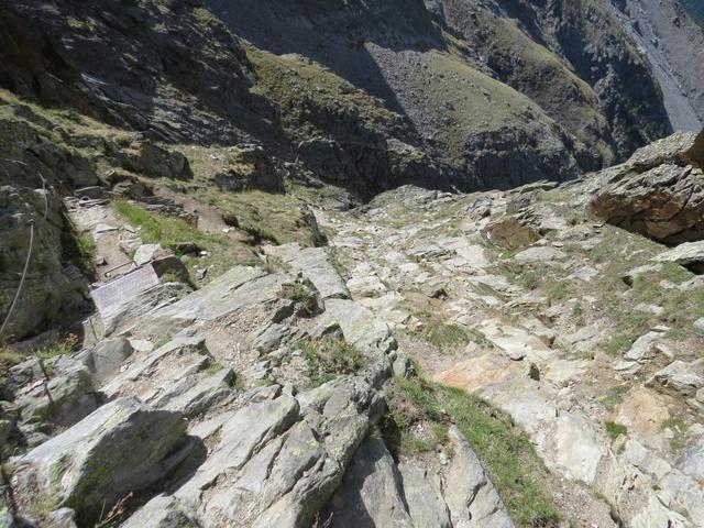 einfach unglaublich, das hier an dieser Felswand ein so gut erbauter Weg hindurchführt