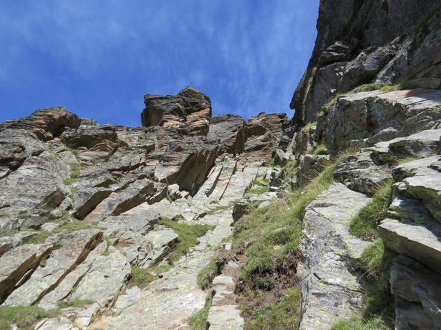 Blick nach oben. Dort hinauf führt der Weg