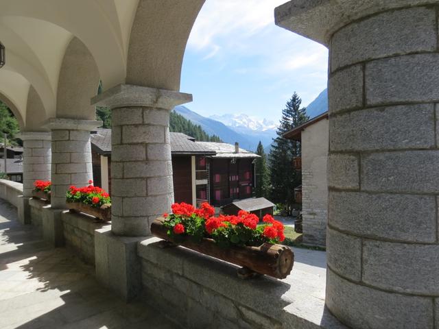 bei der Kirche von Randa 1439 m.ü.M. Eine wunderschöne Bergwanderung geht seinem Ende zu