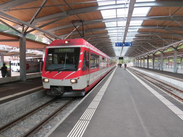 alle paar Minunten fährt ein Zug hinauf nach zermatt