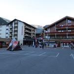 beim grossen Bahnhofsplatz in Zermatt