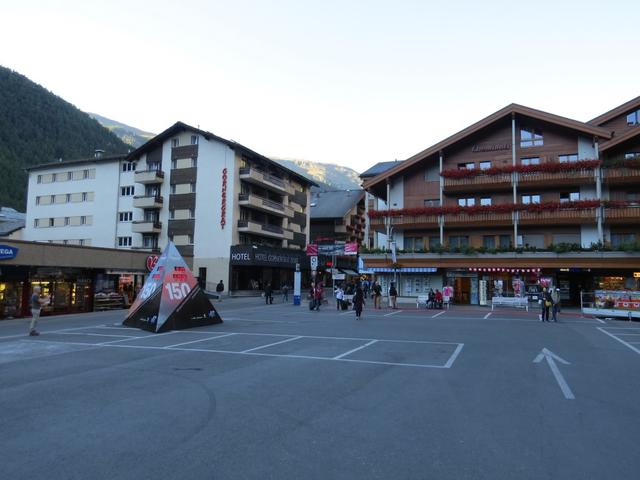 beim grossen Bahnhofsplatz in Zermatt