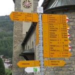 Wegweiser bei der Kirche in Zermatt