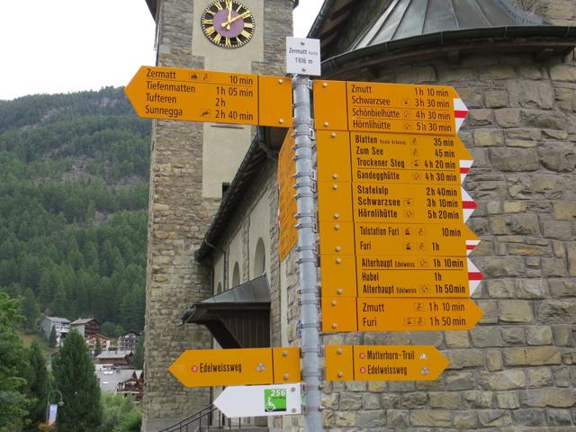 Wegweiser bei der Kirche in Zermatt