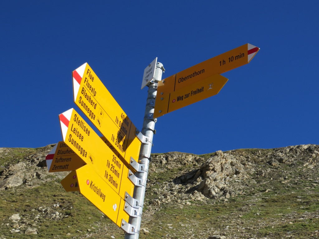 beim zweiten Wegweiser auf Furggji, biegen wir halb links weg