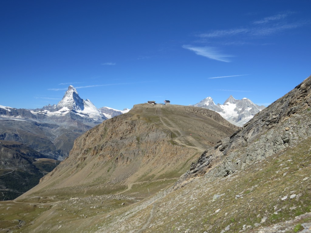 Blick zurück zum Matterhorn, und rechts davon zur Bergstation auf dem Unterrothorn