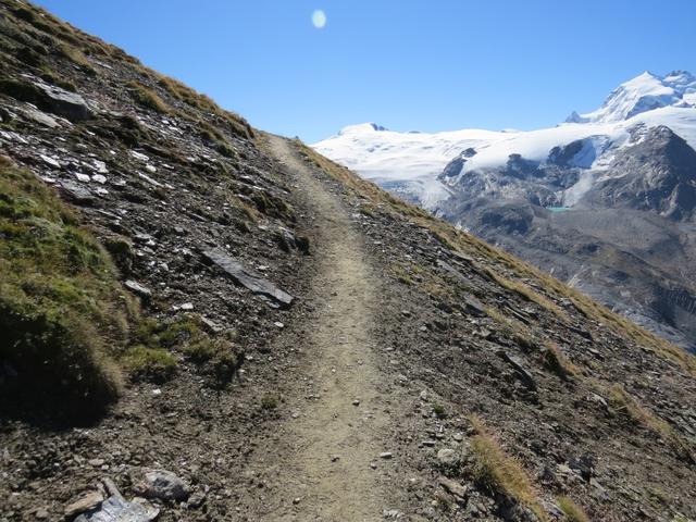 der Weg quert darauf die Südflanke des Oberrothorns