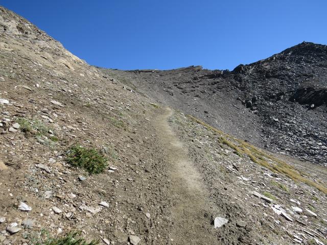der Wanderweg führt nun bis fast in die Falllinie des Gipfels