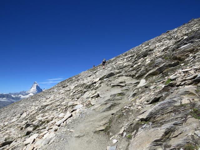 der Bergweg zieht nun in Kehren über Schotterfeldern aufwärts