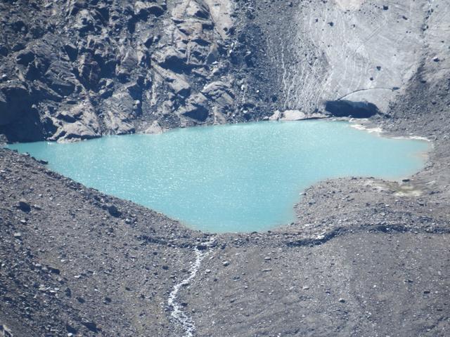 Blick zu einem der Gletscherseen beim Findelgletscher