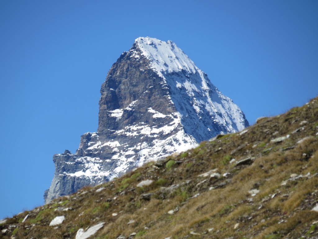 ganz frech schaut der Gipfel des Matterhorn hinter dem Oberrothorn hervor