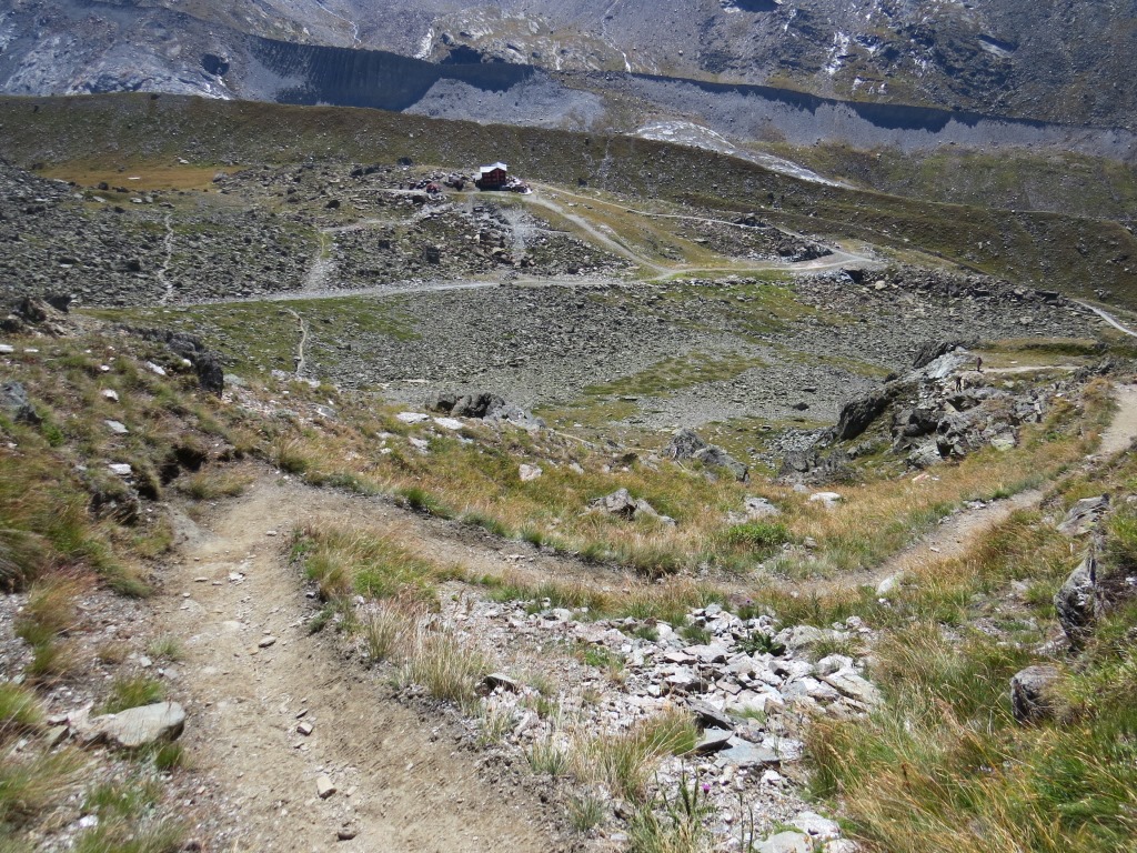 Blick auf das Bergrestaurant Fluhalp. Wir kehren nicht ein, sondern wandern weiter