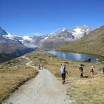 auf einen breiten Weg geht es Richtung Stellisee