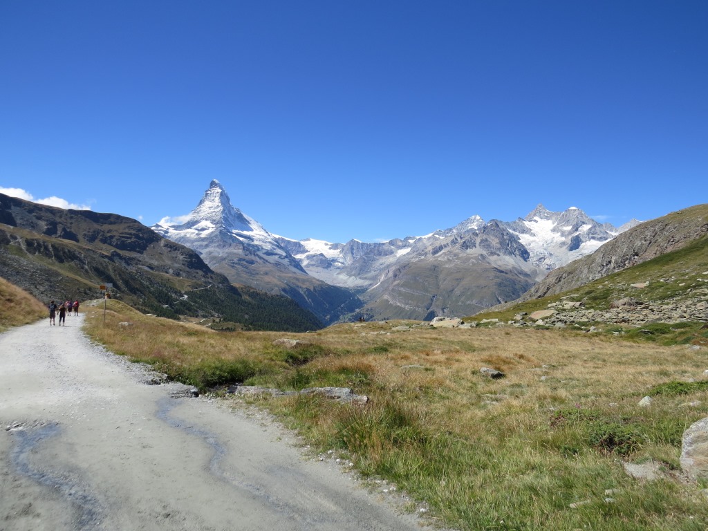 ...und links karge steile Schutthänge aufweist, und das immer mit Blick auf das Matterhorn