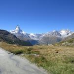 ...und links karge steile Schutthänge aufweist, und das immer mit Blick auf das Matterhorn