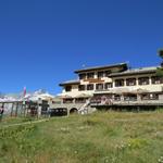 der Weg führt bei Ze Seewjinen 2296 m.ü.M. am Berghaus Grünsee vorbei