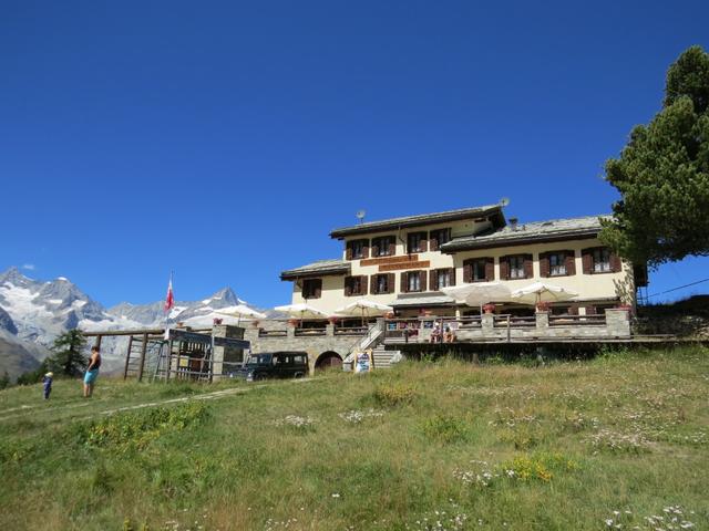 der Weg führt bei Ze Seewjinen 2296 m.ü.M. am Berghaus Grünsee vorbei