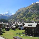 während der Fahrt geniessen wir eine schöne Aussicht. Hier auf Zermatt