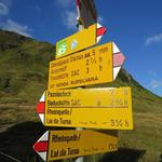 Wegweiser auf dem Oberalppass 2044 m.ü.M. Unsere heutige Wanderung wird uns auf den Pazolastock führen