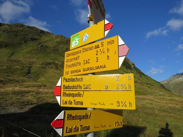 Wegweiser auf dem Oberalppass 2044 m.ü.M. Unsere heutige Wanderung wird uns auf den Pazolastock führen