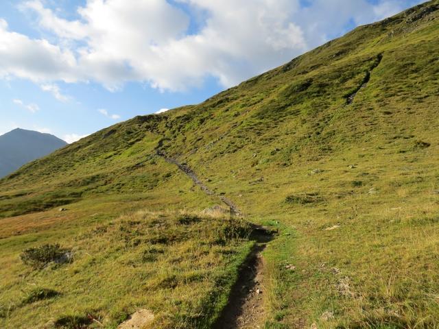 wir biegen vom grossen Parkplatz auf dem Oberalppass weg