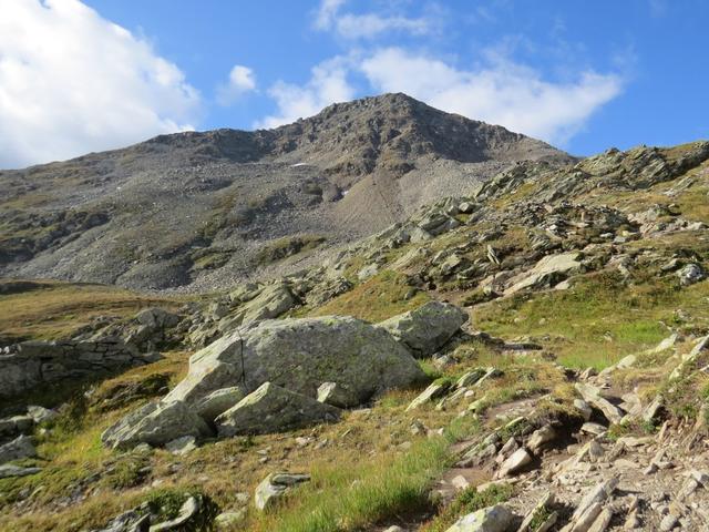 vorbei an Punkt 2375 m.ü.M., schauen wir in die Höhe zum Pazolastock