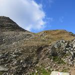 die Weggabelung bei 2577 m.ü.M. erscheint am Horizont