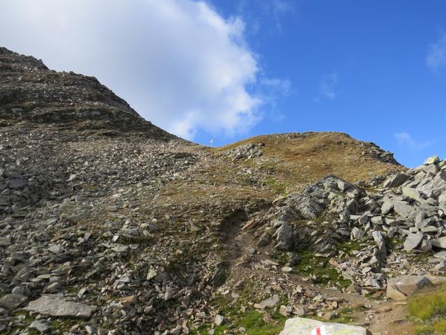 die Weggabelung bei 2577 m.ü.M. erscheint am Horizont