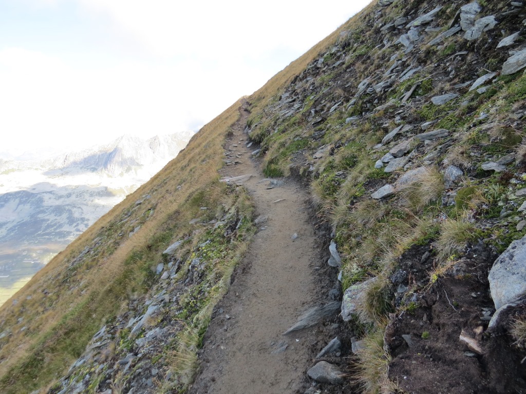 obwohl erst Anfang September, ist der Bergweg schon mit Eis bedeckt und daher rutschig