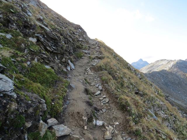 steil geht es rechts hinunter. Hier liegt vermutlich lange Schnee