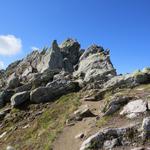 der Weg führt alles dem breiten Grat entlang Richtung Punkt 2743 m.ü.M.