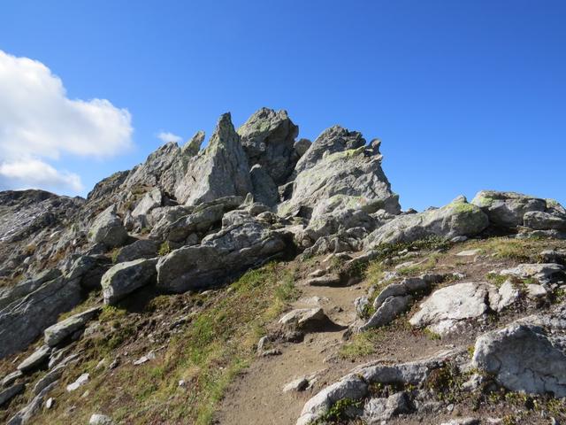 der Weg führt alles dem breiten Grat entlang Richtung Punkt 2743 m.ü.M.