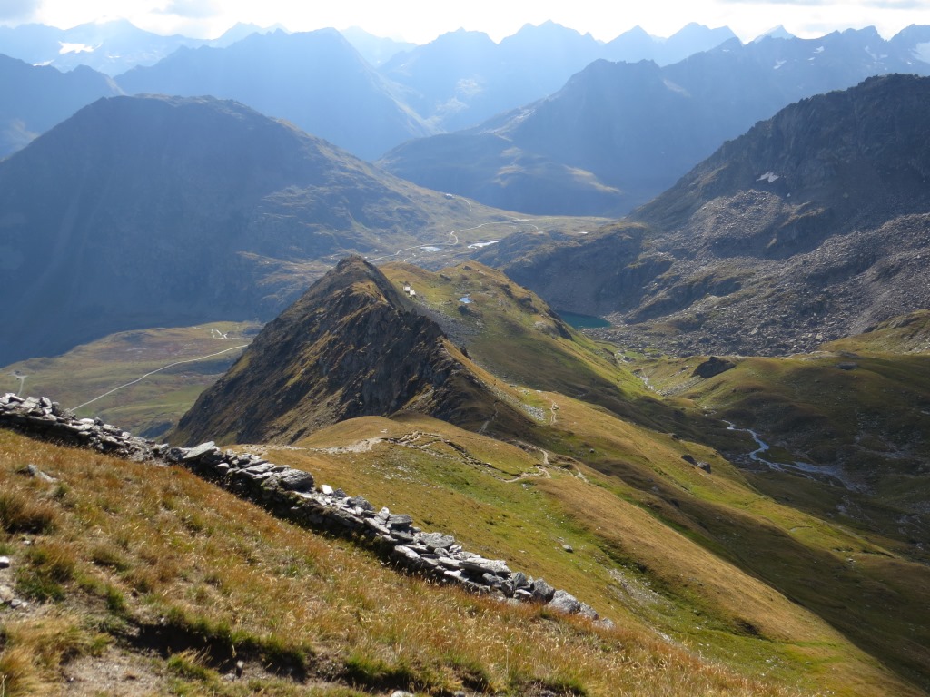 bei der Weggabelung Punkt 2743 m.ü.M. Links geht es über den Fil da Tuma zur Badushütte