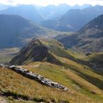 bei der Weggabelung Punkt 2743 m.ü.M. Links geht es über den Fil da Tuma zur Badushütte