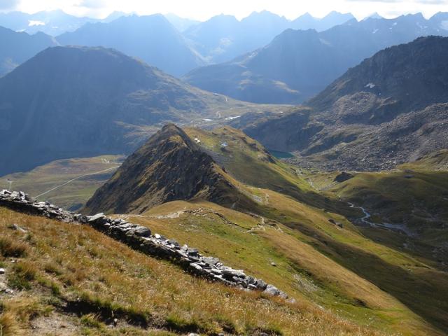 bei der Weggabelung Punkt 2743 m.ü.M. Links geht es über den Fil da Tuma zur Badushütte