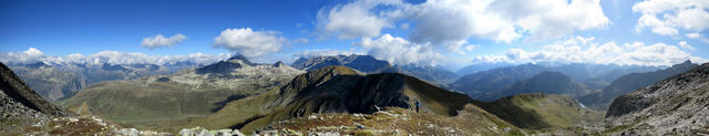 sehr schönes Breitbildfoto mit Blick ins Urserental, Fellilücke, Pazolastock und in die Surselva