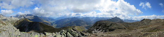 schönes Breitbildfoto mit Blick in die Surselva