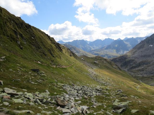 ... und laufen über Grashänge hinunter Richtung Badushütte