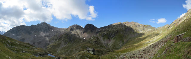 schönes Breitbildfoto mit Blick auf Badus, Piz Tuma, Parlet und Rossbodenstock