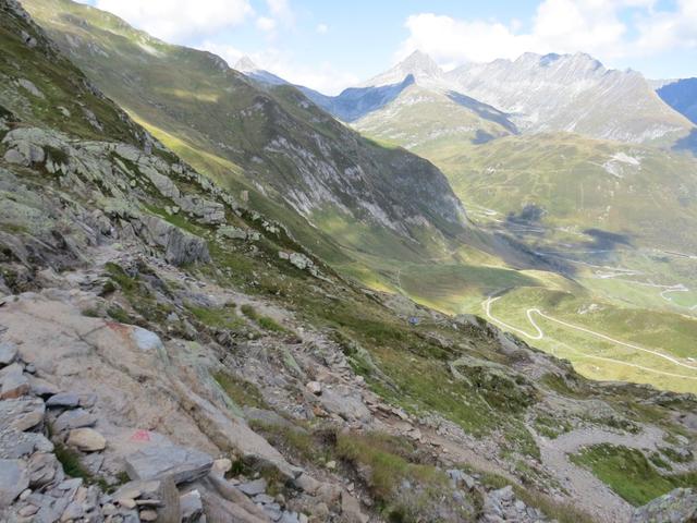 wir haben den Tomasee verlassen und laufen zum Oberalppass zurück