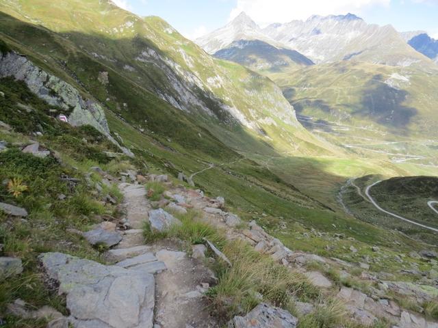bei Punkt 2229 m.ü.M. mit Blick auf die Oberalppassstrasse