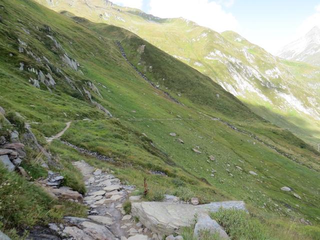 bei Punkt 2167 m.ü.M. der Abstieg zum Oberalppass zieht sich in die Länge