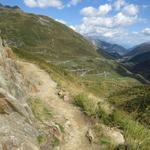 bei Punkt 2000 m.ü.M. der Wanderweg führt alles am Hang des Pazolastock herum