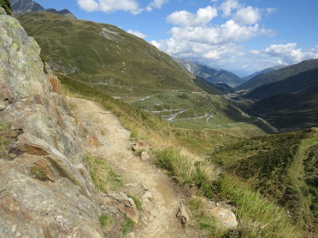 bei Punkt 2000 m.ü.M. der Wanderweg führt alles am Hang des Pazolastock herum