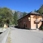 das Ristorante "al Ponte" mit seiner schmalen Terrasse zwischen Wasserfluss...