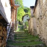 der Weg führt zwischen den Rustici weiter hinein ins Val di Prato, nach Schièd