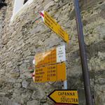 Wegweiser bei der Weggabelung in Monte di Predee 1005 m.ü.M.