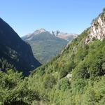 Blick über das Val di Prato hinaus zum Pizzo di Brünesc