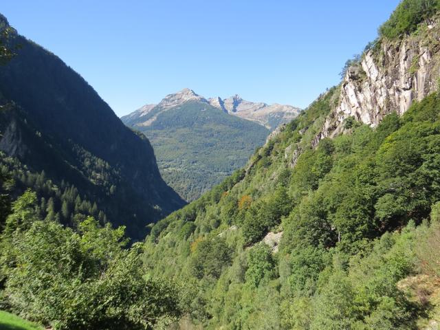 Blick über das Val di Prato hinaus zum Pizzo di Brünesc